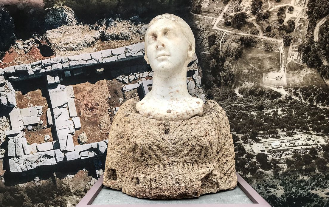 Γυναικεία μαρμάρινη κεφαλή, ένθετη σε άνω ενδεδυμένο κορμό από πωρόλιθο. Συγκαταλέγεται στα αξιόλογα ευρήματα μνημειώδους ελληνιστικού
τάφους που ανασκάφηκε το 2009 στις νοτιοδυτική πλαγιά της ακρόπολης της Πλατιάνας. Χρονολογείται στον 4ο – 3ο αι. π.Χ.