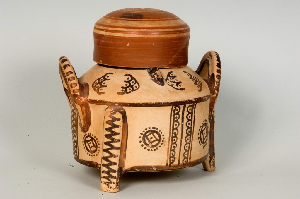 Cylindrical tripod alabastron with lid