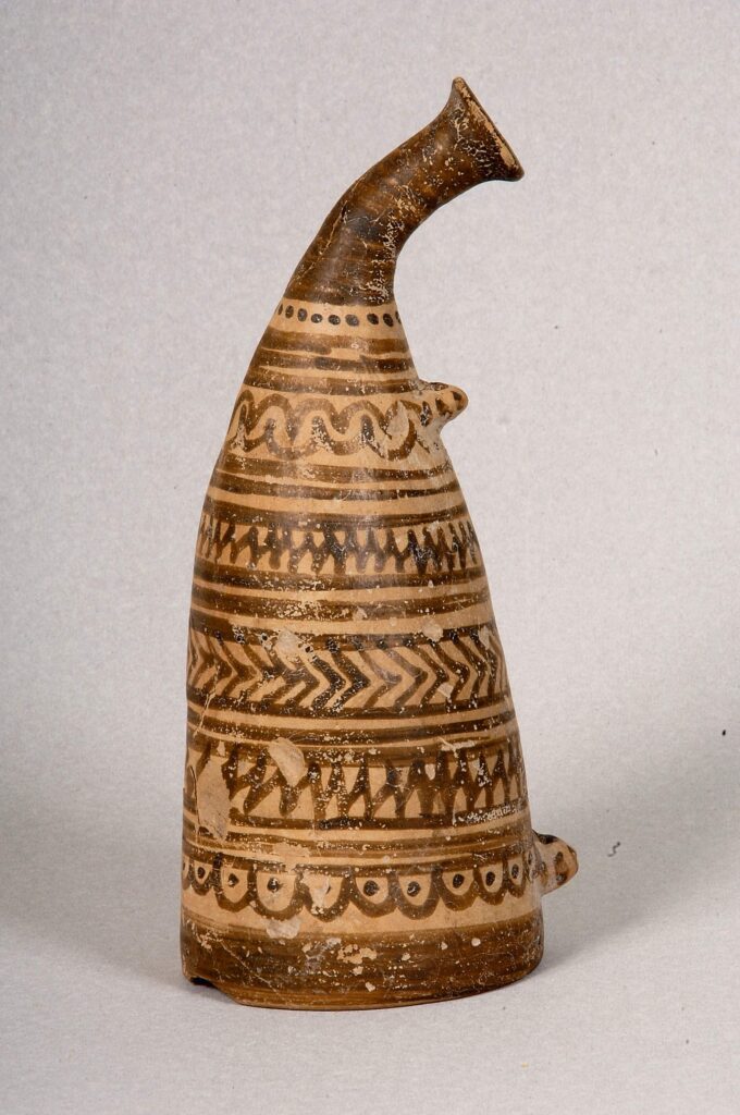 Horn-shaped clay vessel (Π8032)